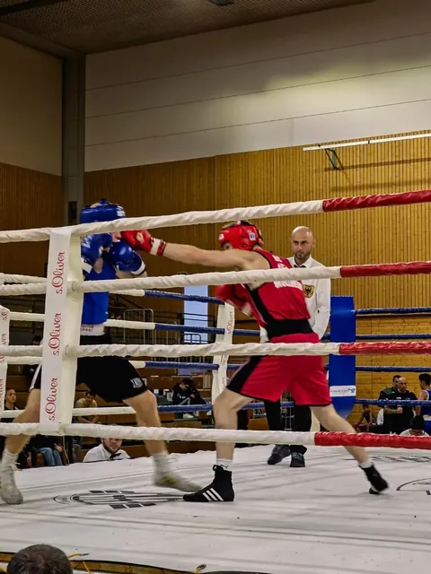 Boxkampf im Ring, rote gegen blaue Ecke, Oktober 2023