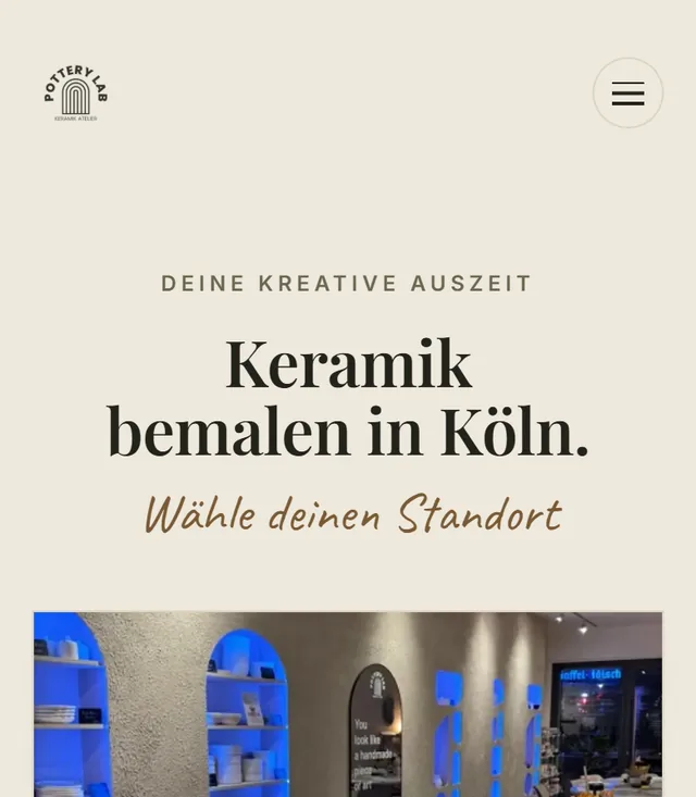 Website von Pottery Lab auf dem Handy, Keramik-Atelier mit zwei Studios in Köln